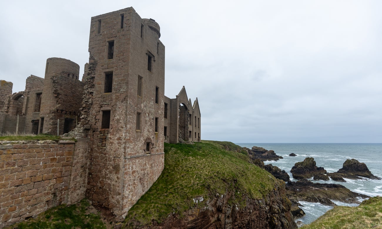 Slains Castle contains an octagonal hall that could be the source for the octagonal room in Dracula.
