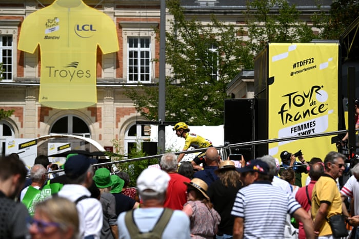 Marianne Vos gets ready to leave Troyes and to get stage 4 underway.