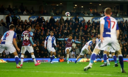 Manuel Benson dari Burnley mencetak satu-satunya gol dalam pertandingan itu