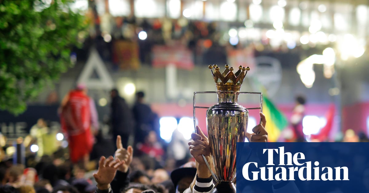Người hâm mộ Arsenal ăn mừng chức vô địch trên đường phố London