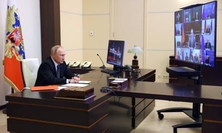 Putin chairs a security council meeting