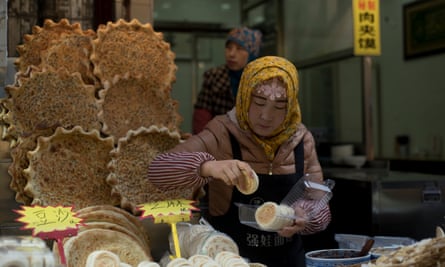 A shop sells nang bread in Xiyangshi Street.