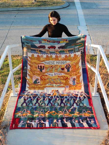 Primo piano di un tessuto tessuto a mano raffigurante organizzazione del lavoro