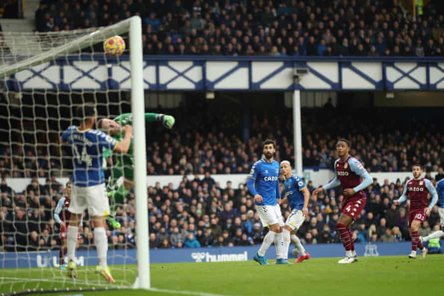 Buendía downs Everton but bottle incident mars Aston Villa victory | Premier League 1 4504