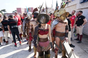 Des gens déguisés en gladiateurs romains à l'extérieur du stade.