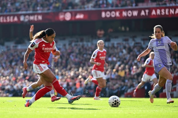 Marisa Olislagers em ação em partida da WSL.