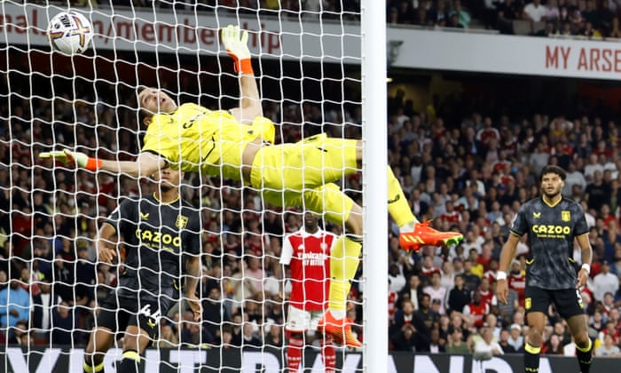 Le gardien de Villa Emiliano Martinez concède un deuxième but.