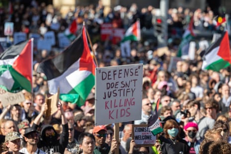 Thousands gather at Flinders Street station to protest against the Israeli president, Isaac Herzog