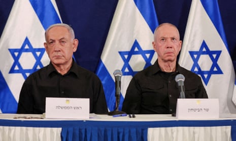 Benjamin Netanjahu (links) und Yoav Gallant (rechts) während einer Pressekonferenz auf dem Militärstützpunkt Kirya in Tel Aviv, Israel, am 28. Oktober 2023.