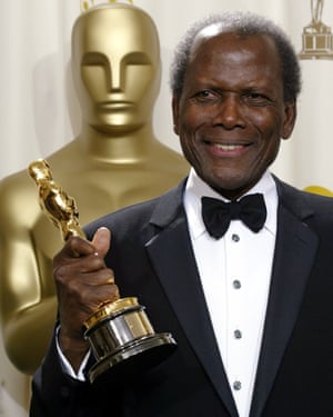 Sidney Poitier poses with his honorary Oscar at the 74th annual Academy Awards in Los Angeles on 24 March 2002