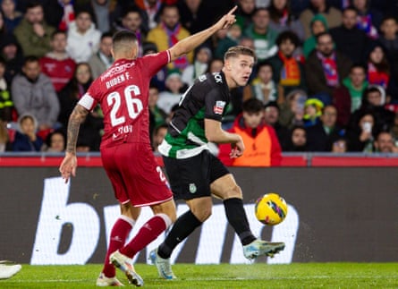 Sporting’s Viktor Gyökeres makes a pass as Rúben Fernandes of Gil Vicente issues instructions to his teammates