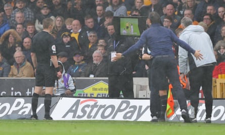 El árbitro Michael Salisbury revisa la pantalla del VAR antes de que Johnny Otto de los Wolves fuera expulsado contra Leeds el mes pasado.