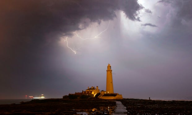 Storm hits lighthouse close to Blyth