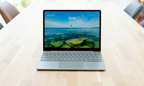 Microsoft Surface Naptop Go 2 обзорное устройство, изображенное на таблице