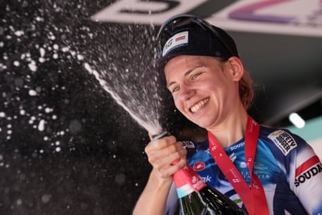 Sarah Gigante celebrates winning the fourth stage of the Giro d’Italia Donne.
