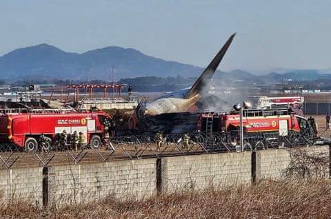 Los bomberos realizan operaciones de extinción de incendios en un avión de Jeju Air que se salió de la pista en el Aeropuerto Internacional de Muan en Muan, provincia de Jeolla del Sur, Corea del Sur, el domingo por la mañana.