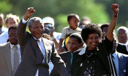 Nelson Mandela après sa libération de la prison Victor Verster, 1990.