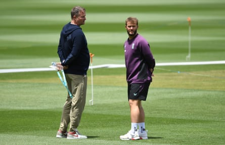 Ben Duckett speaks to Rob Key before the fourth Test in Melbourne.