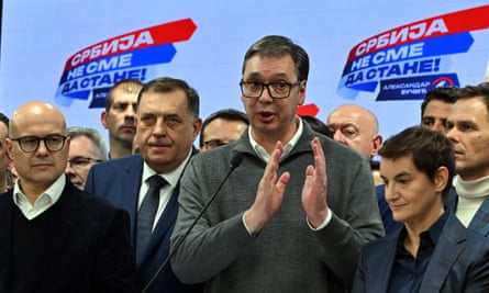 Le président serbe Aleksandar Vučić s'adresse aux médias au siège du parti progressiste serbe à Belgrade