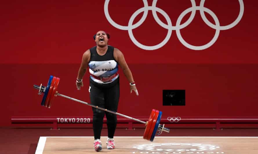 Emily Campbell célèbre sa médaille d'argent à Tokyo.