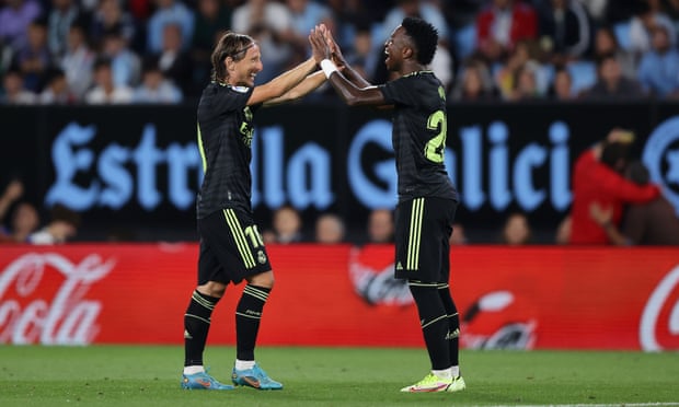 Vinicius agradece a Luka Modric su ayuda durante la victoria del Real Madrid