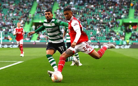 Reiss Nelson pasa a Ricardo Esgayo.