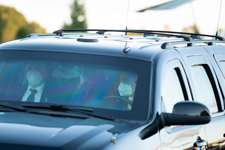 Donald Trump viaja en un vehículo con miembros del Servicio Secreto enmascarados en Bethesda, Maryland, el 2 de octubre. Fotografía: Brendan Smialowski / AFP / Getty Images