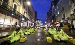 Các nhà hoạt động dán mắt vào những khối gió vàng tượng trưng cho số người London chết mỗi ngày vì ô nhiễm không khí