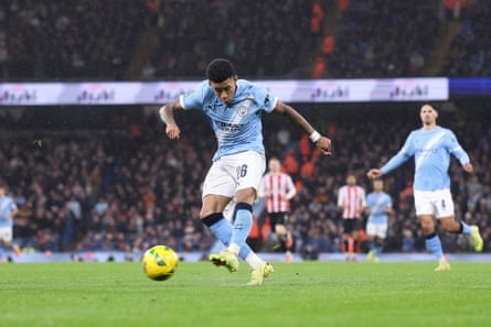 Savinho lets loose to make it 2-0 to the hosts in the second half