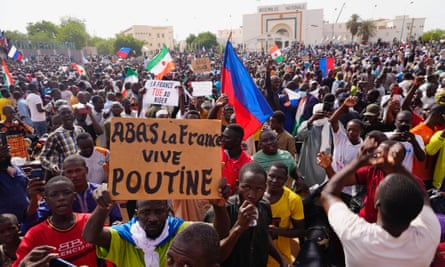 Les Nigériens participent à une marche convoquée par les partisans du putschiste général Abdourahmane Tchiani à Niamey