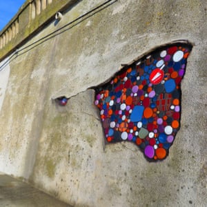 Κάνοντας τέχνη με τις ρωγμές και τις λακούβες (εικόνες) 6 Πεζοδρόμιο τέχνης από τον καλλιτέχνη Em Emem