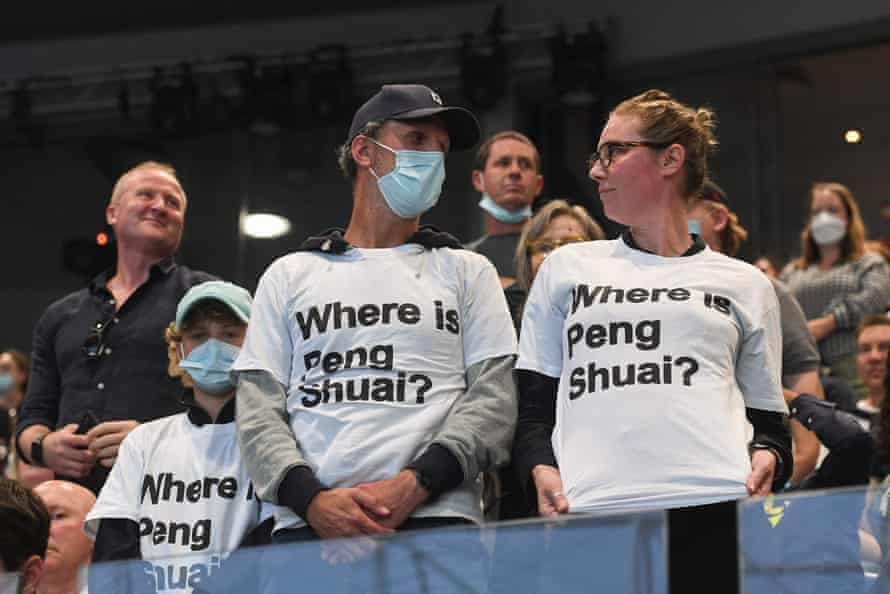 Les spectateurs portent un 'Où est Peng Shuai ?'  T-shirt à l'intérieur de la Rod Laver Arena.