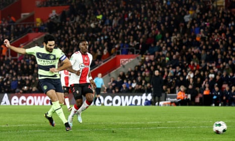 Ilkay Gundogan del Manchester City corre desviado.