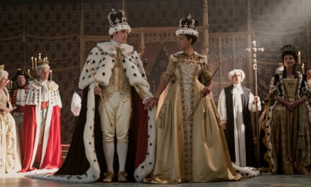 کوری مایل کریست در نقش جورج پادشاه جوان و هند آمارتیفیو در نقش ملکه جوان شارلوت در فیلم ملکه شارلوت: داستان بریجرتون.