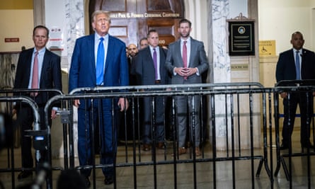 Donald Trump rozmawia z mediami podczas przerwy w procesie o oszustwo przed Sądem Najwyższym Nowego Jorku, 24 października.