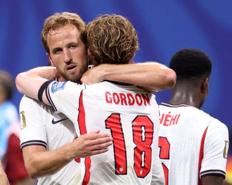 Harry Kane and Anthony Gordon embrace.