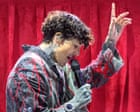 Oli Sykes e Eric Clapton são atingidos por objetos em shows