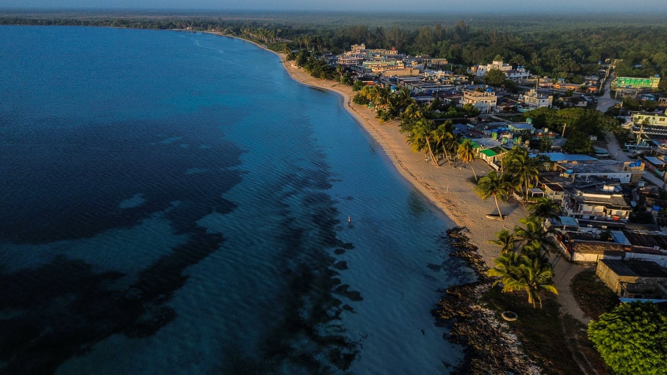 Vista aérea del pueblo de Playa Larga, Cuba, con palmeras, playa y aguas azules