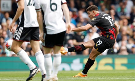 Julián Álvarez curls a beautiful shot into the top corner to make it 2-1 to Manchester City at Craven Cottage. 