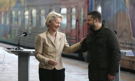 Ursula von der Leyen and Volodymyr Zelenskiy in Kyiv on 4 November.