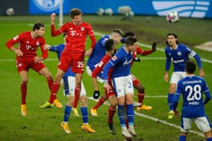 Thomas Müller se lève pour marquer pour le Bayern Munich lors d'une victoire 4-0 contre Schalke en janvier qui a suivi la victoire 8-0 de septembre contre eux.
