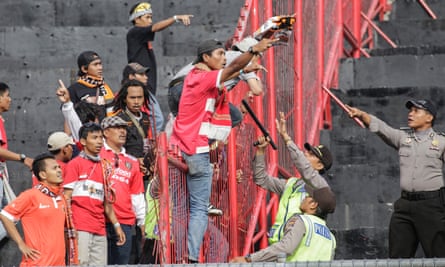 Tensions between Jakmania and the police peaked in May, following the death of a fan.