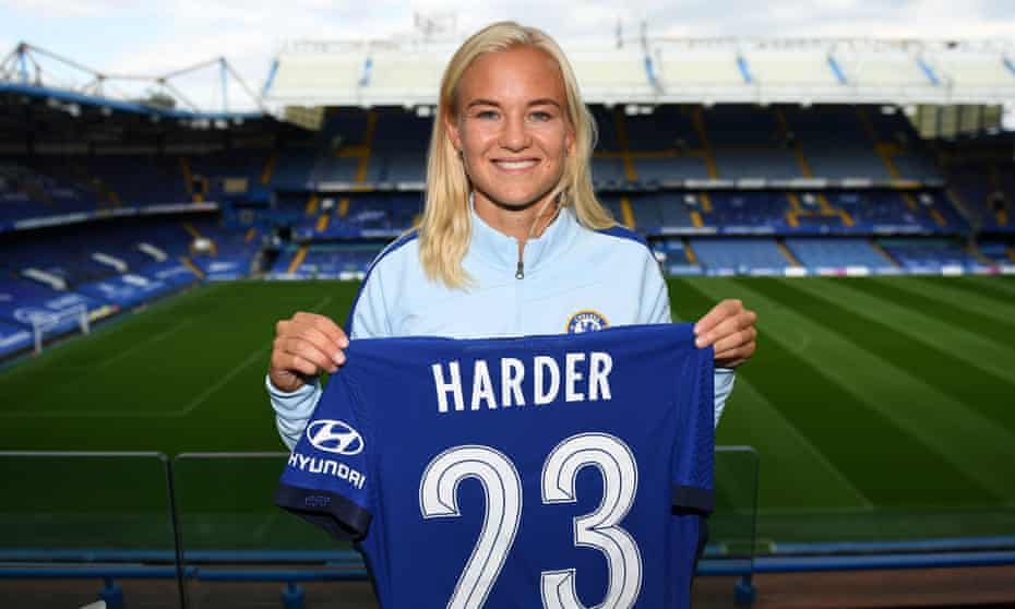 Pernille Harder has signed a three-year deal with Chelsea, leaving the Champions League finalists Wolfsburg for a fee believed to be around £300,000.