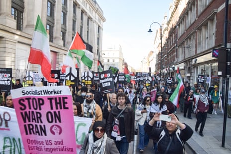 ईरान, लंदन, इंग्लैंड, यूके पर अमेरिका और इज़राइल के युद्ध के विरोध में भीड़ ने रसेल स्क्वायर के पास मार्च 21, 2026 को मार्च किया