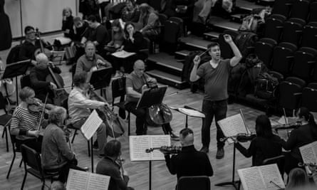 Ben Woodward répète avec Regents Opera.
