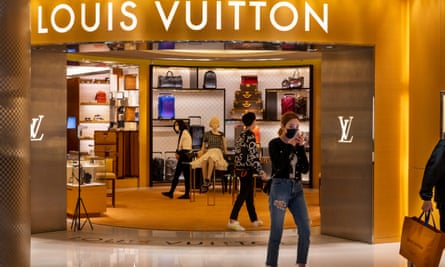 Clients chez Louis Vuitton à Hong Kong.
