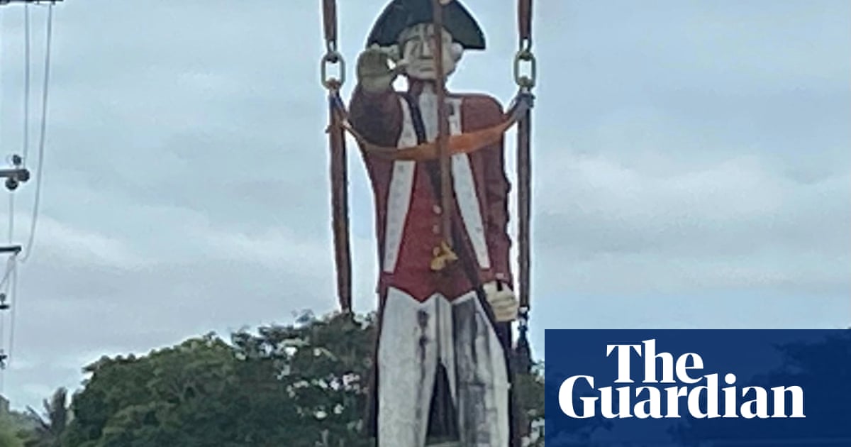 Infamous Captain Cook statue in controversial pose removed from Queensland street
