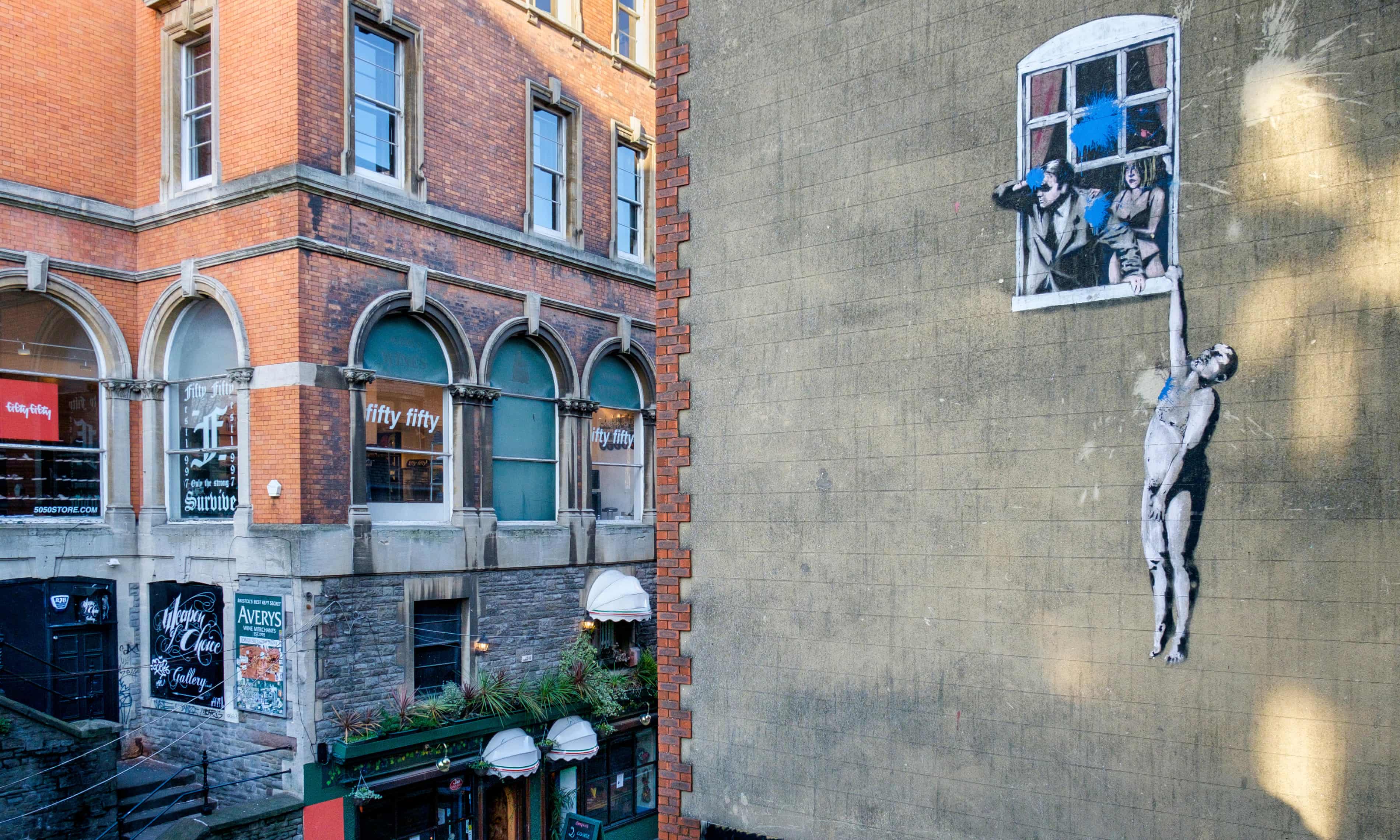 Banksy’s Well Hung Lover to be sold with Bristol building it is painted on (theguardian.com)