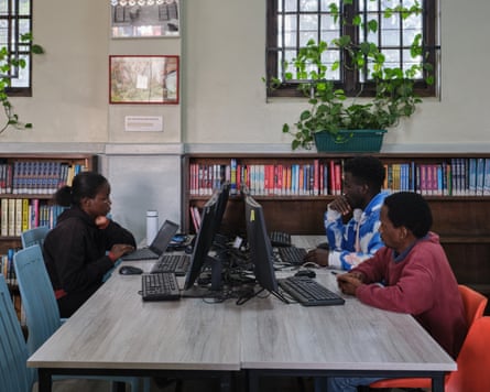 'O objetivo tem sido desmistificar': como uma biblioteca colonial de Nairobi foi restaurada e devolvida...