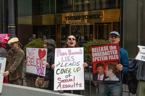 I manifestanti esprimono indignazione per la Scandalo Epstein